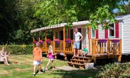 famille devant mobil home domaine de litteau