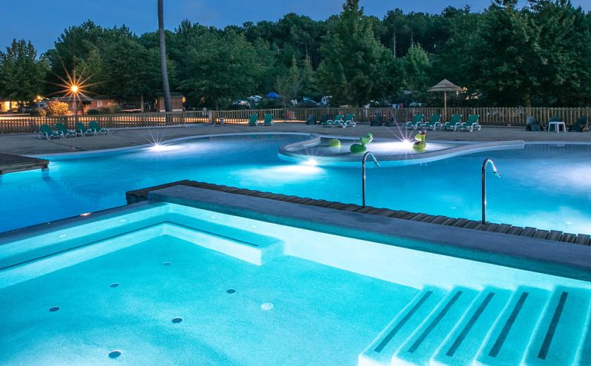 Piscine la nuit au camping de Mimizan Lac